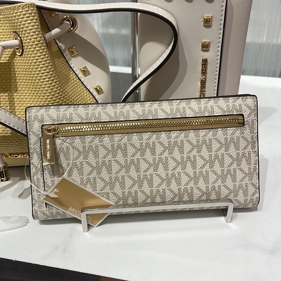 MICHAEL KORS
Reed Large Snap Signature Wallet
Style: 35S3G6RE3B
Camel Multi 
NWT - Picture 15 of 16